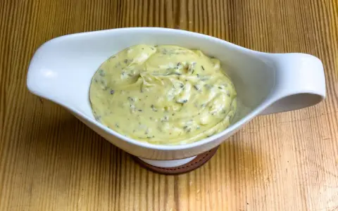 Krämig bearnaisesås i vit såssnip, redo att serveras. Ett perfekt bearnaisesås recept för alla tillfällen.