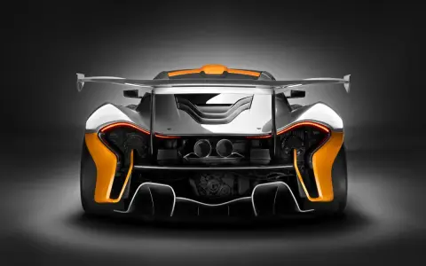 Das Heck des McLaren P1, mit seinen leuchtend orangen Akzenten und dem markanten Flügel, strahlt pure Kraft aus.