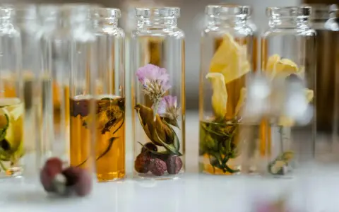 Jak przelać perfumy do atomizera? Poradnik krok po kroku