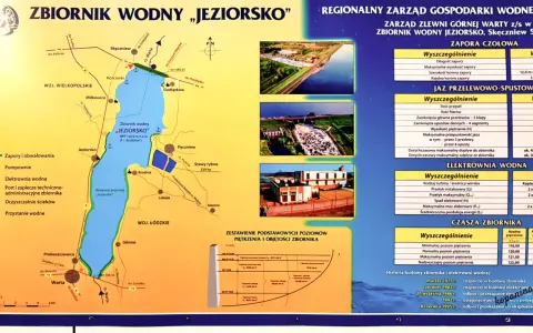 Mapa przedstawia zbiornik wodny "Jeziorsko" i jego okolice, z zaznaczonymi miejscowościami, rzekami i infrastrukturą.