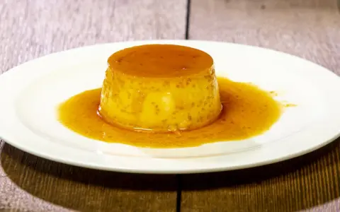 Un delizioso dolce al cucchiaio, un flan dorato con sciroppo di caramello, che ricorda il sapore del dulce de leche.