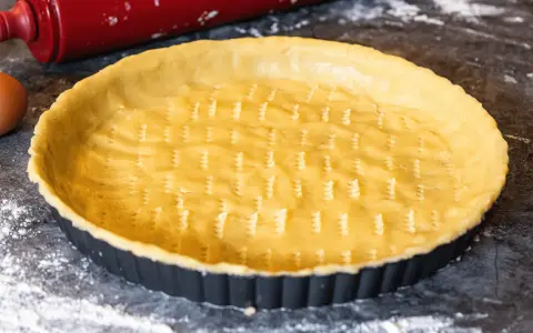 Pâte sablée prête à être cuite dans un moule à tarte. Parfait pour une recette biscuit sablé pour fond de tarte.