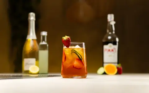 Orzeźwiający drink z Pimm's No. 1, truskawkami i ogórkiem, w kontraście do Aperol Spritz.