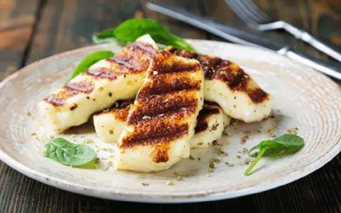 Jak zrobić ser halloumi na grillu, aby był idealnie chrupiący i smaczny