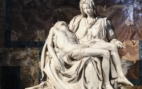 Pieta Michała Anioła: Matka Boska trzyma na kolanach martwe ciało Jezusa. Marmurowa rzeźba zachwyca realizmem i emocjami.