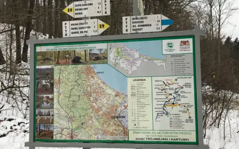 Mapa szlaków turystycznych w Gdańsku, Matemblewo. Znaki drogowe wskazują kierunki i odległości do różnych miejsc.