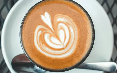 Ein Cortado mit Latte Art, das Herzsymbol auf dem Schaum, im Vergleich zu einem Cappuccino.