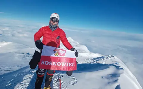 Zdobywca najwyższego szczytu w Ameryce Północnej, Denali, z flagą Sosnowca.