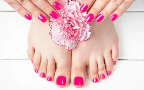 Mani e piedi curati con smalto fucsia brillante, un tocco di stile per sapere come abbinare lo smalto ai vestiti.