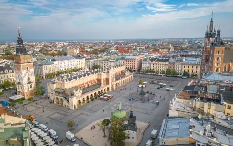 Rynek Główny w Krakowie, Sukiennice, Kościół Mariacki i Wieża Ratuszowa – to główne atrakcje Krakowa i okolice, które warto zobaczyć.