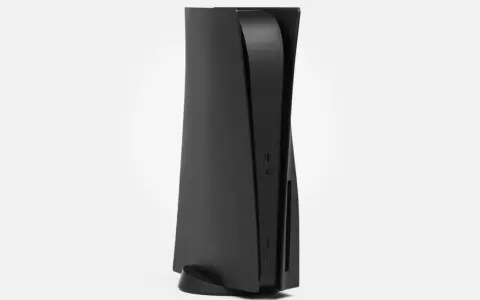 Consola PlayStation 5 con carcasa negra, elegante y moderna, lista para sumergirte en tus juegos favoritos.