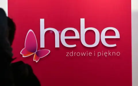Logo Hebe z motylem na czerwonym tle.