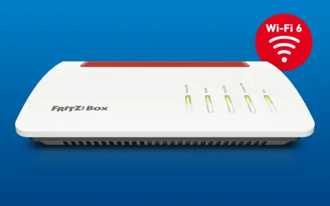 FRITZ! Box 7590 mit leuchtenden LEDs. Das rote Wi-Fi 6 Symbol signalisiert die Aktivierung des schnellen WLAN-Standards.
