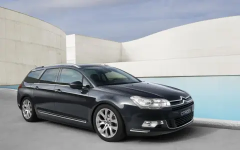 Pojemność baku Citroen C5 2.0 HDi: Ile zatankujesz i jaki zasięg?
