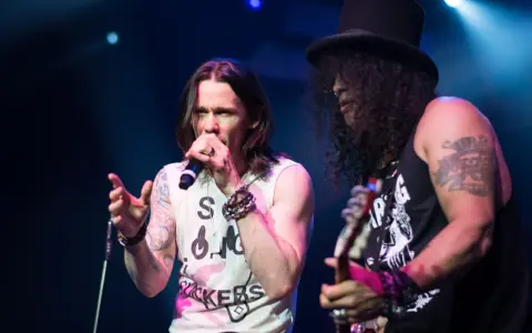 Slash i Myles Kennedy na scenie, rockmani w akcji.