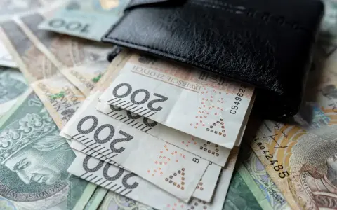 Portfel z banknotami 200 zł. Zastanawiasz się, ile wynosi dodatek do emerytury za warunki szkodliwe?