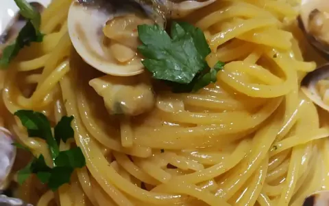Spaghetti alle vongole cremosi come al ristorante, un piatto ricco e saporito con vongole fresche e prezzemolo.