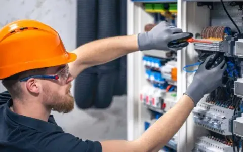 Ile zarabia pomocnik elektryka? Sprawdź zarobki i perspektywy!