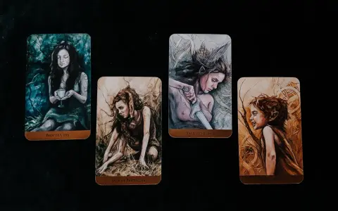 Cztery karty tarota: Pucharów, Monet, Mieczy (page of swords znaczenie) i Buław.