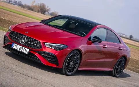 Czerwony Mercedes CLA na drodze, z widocznymi detalami, które mogą sugerować potencjalne mercedes cla awarie i problemy.