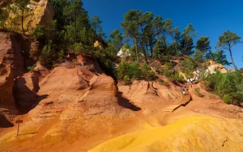 Sentier de randonnée à travers les ocres de Roussillon, où les formations rocheuses rappellent des cheminées de fée.