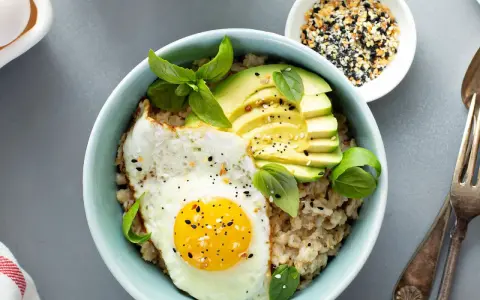 Herzhaftes Frühstück: Haferflocken mit Spiegelei, Avocado und Basilikum. Tolle Haferflocken Rezepte für einen energiegeladenen Start!