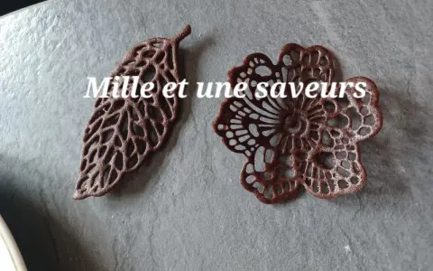 Délicates décorations en chocolat, une feuille et une fleur, réalisées avec une pâte à cigarette fine.