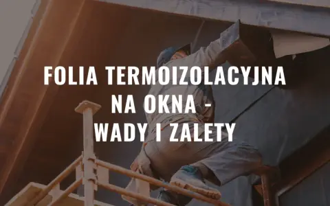 Pracownik montuje folię termoizolacyjną na oknach. Poznaj wady i zalety tego rozwiązania.