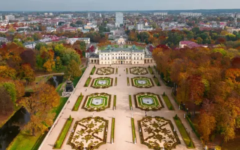 Pałac Branickich w Białymstoku, jeden z najpiękniejszych miast w Polsce, otoczony jesiennym parkiem.