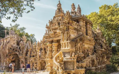 Le Palais Idéal, œuvre de Joseph Ferdinand Cheval, est un château de conte de fées sculpté dans la pierre.