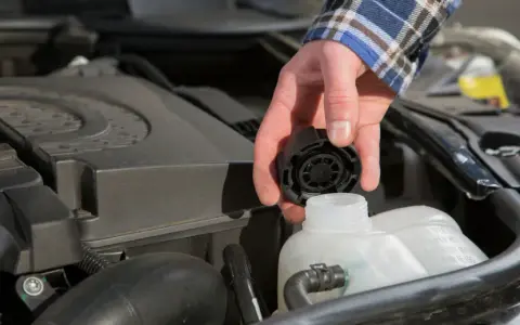 Jaki płyn do chłodnicy Nissan Micra K12? Oto, czego unikać i co wybrać