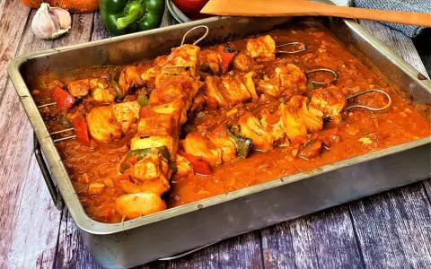 Schaschlikspieße in einer würzigen, tomatigen schaschlik sauce wie im imbiss, mit Paprika und Zwiebeln.