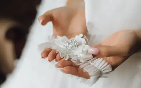 Jakie dodatki do sukni ślubnej, które uczynią Twój look niezapomnianym
