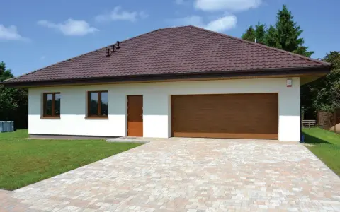 Nowoczesny dom parterowy z garażem, z brązową bramą i dachem, otoczony zielonym trawnikiem.