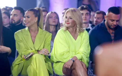 Dwie kobiety w stylizacjach w kolorze limonkowym siedzą w pierwszym rzędzie.