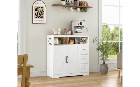 Muebles pintados en blanco y madera, con cafetera y plantas, en una cocina luminosa.