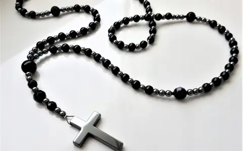 Naszyjnik jak różaniec – elegancka biżuteria z głębokim znaczeniem