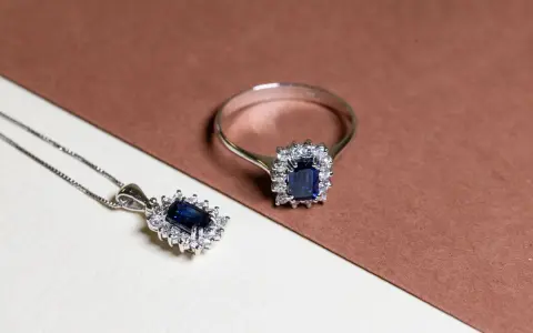 Anello e pendente con zaffiri blu e diamanti, un gioiello prezioso il cui rubino prezzo al carato è da valutare attentamente.