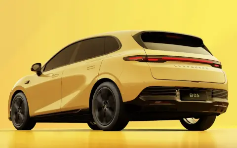 Żółty, nowoczesny kompakt auto B05 LEAPMOTOR z przyciemnianymi szybami i stylowymi światłami LED na tle jednolitego, jasnego tła.