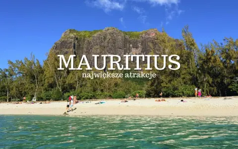 Plaża na Mauritiusie z turkusową wodą, piaskiem i górami w tle. Odkryj największe atrakcje tej rajskiej wyspy.
