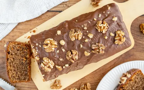 Saftiger Walnusskuchen mit Schokoladenglasur und ganzen Walnüssen. Dieses Rezept für Walnusskuchen ist ein Genuss!