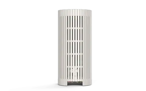 En vit, vertikal router med ribbad design. Styr ditt nätverk enkelt med telia smart wifi app.
