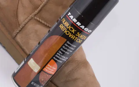 Tarrago Nubuck Suede Renovator w sprayu, idealny do odświeżenia zamszowych butów.