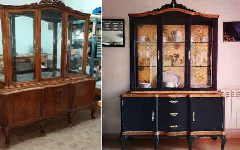 Transformación de un mueble antiguo de madera: antes, un aparador oscuro; después, pintado de azul marino con detalles dorados y papel tapiz floral.