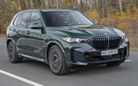 Zielony BMW X5 w ruchu. Sprawdź aktualną bmw x5 cena i ciesz się jazdą.