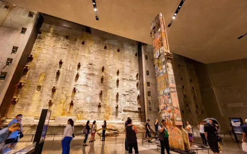 W muzeum 11 września zwiedzający oglądają ocalały fragment konstrukcji WTC, upamiętniający ofiary.