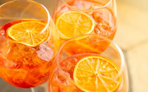 Orzeźwiający Akropolis alkohol z czym pić? Idealnie z plasterkiem pomarańczy i lodem.