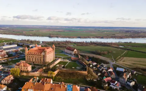 Zamek w Gniewie, malownicze atrakcje nad Wisłą. Widok z lotu ptaka na historyczną budowlę i okolicę.