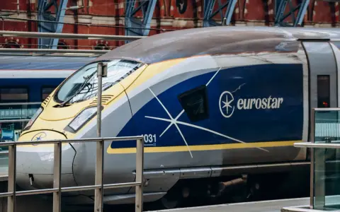 Pociąg Eurostar gotowy do podróży przez Kanał La Manche.