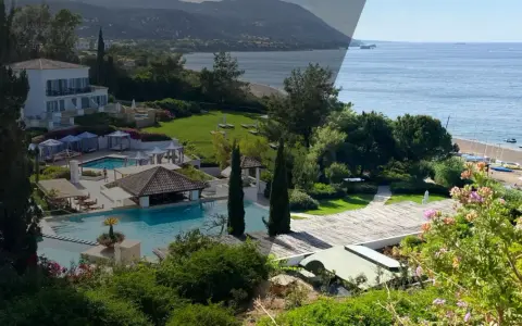 Luksusowy hotel z basenem i widokiem na morze. Zastanawiasz się, ile kosztuje wynajem mieszkania na Cyprze?